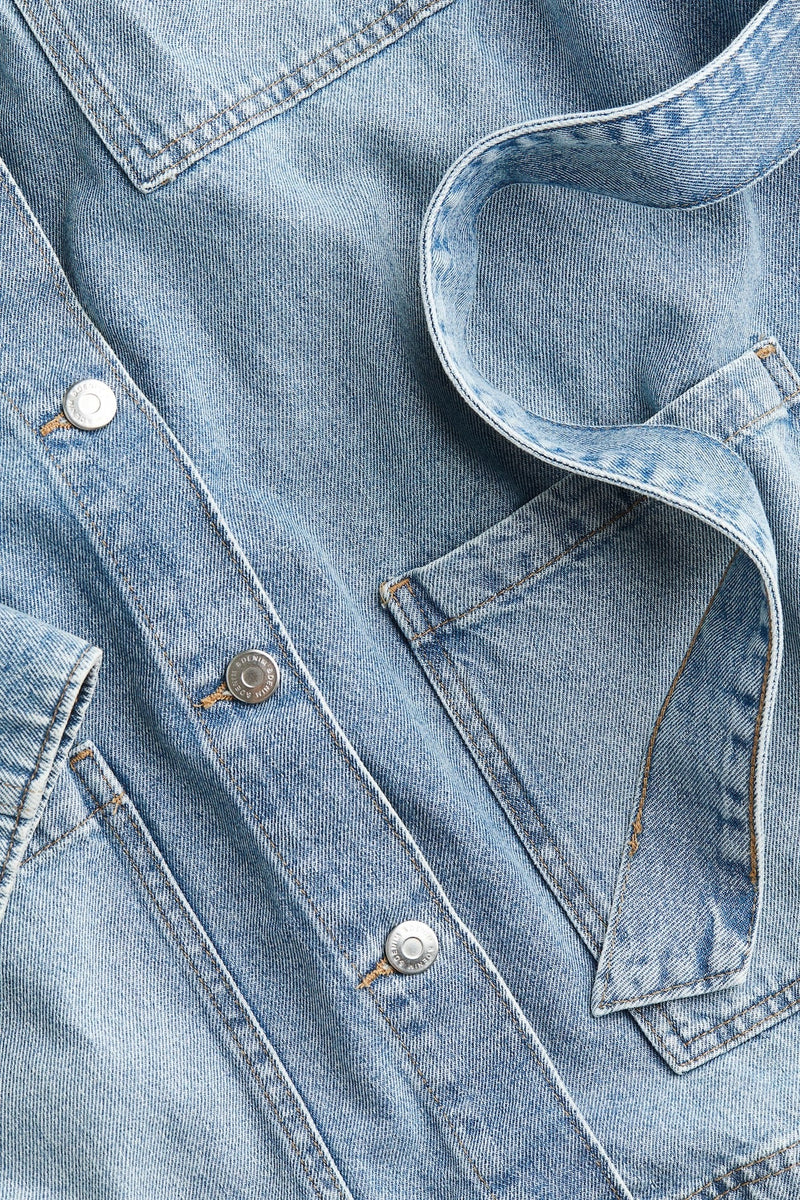 Chaqueta vaquera con detalle de lazo en la parte delantera